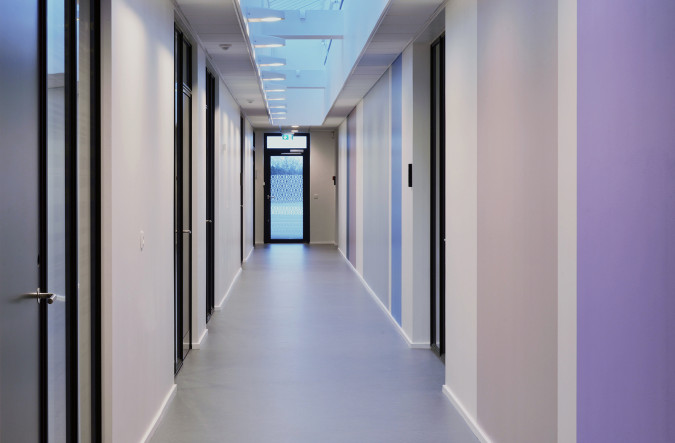 Coloring office hallway West. Photo Ib Sørensen
