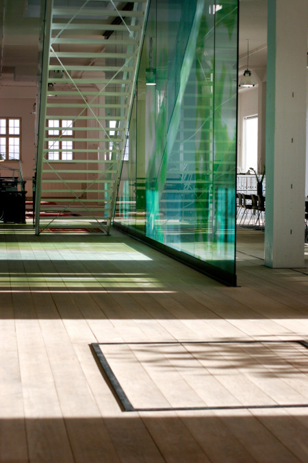 1.	The 14m long matte glass partition wall creates a transparent zone dividing the warehouse’s ground floor. 