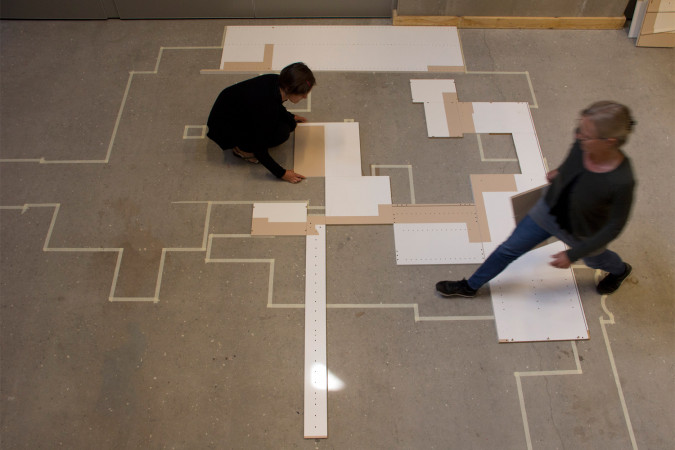 ”Uden titel”, midlertidig komposition, Godsbanen Aarhus, 2013, laminatplader, tape, ca 50 x 500 x 500 cm