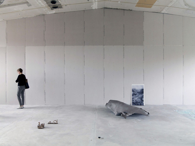 Til venstre: Tanja Nellemann Poulsen ‘Europa’, 2016 30 x 3 x 11 cm. Morten Barker ‘Deformation in No Man’s Land’, 2016 